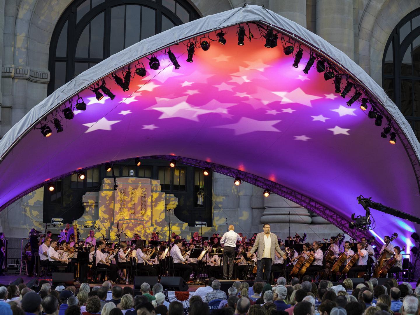 在堪萨斯城圣帕特里克节游行期间演奏风笛的艺人 在堪萨斯城圣帕特里克节游行期间演奏风笛的艺人