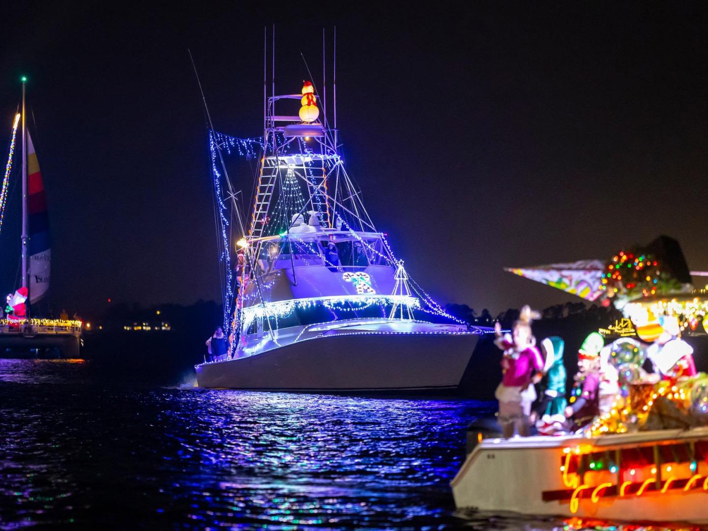 佛罗里达州巴拿马城 Boat Parade of Lights 船只游行期间的节日船只展示 佛罗里达州巴拿马城 Boat Parade of Lights 船只游行期间的节日船只展示