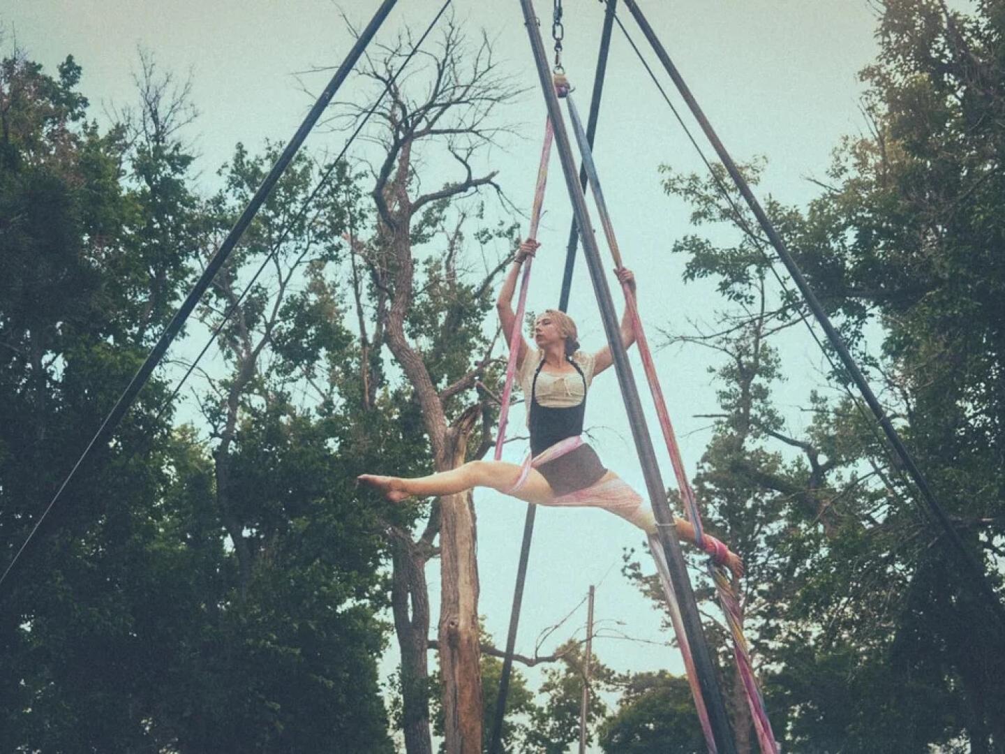 密苏里州乔普林银鼠尾草文艺复兴节上的空中艺术家