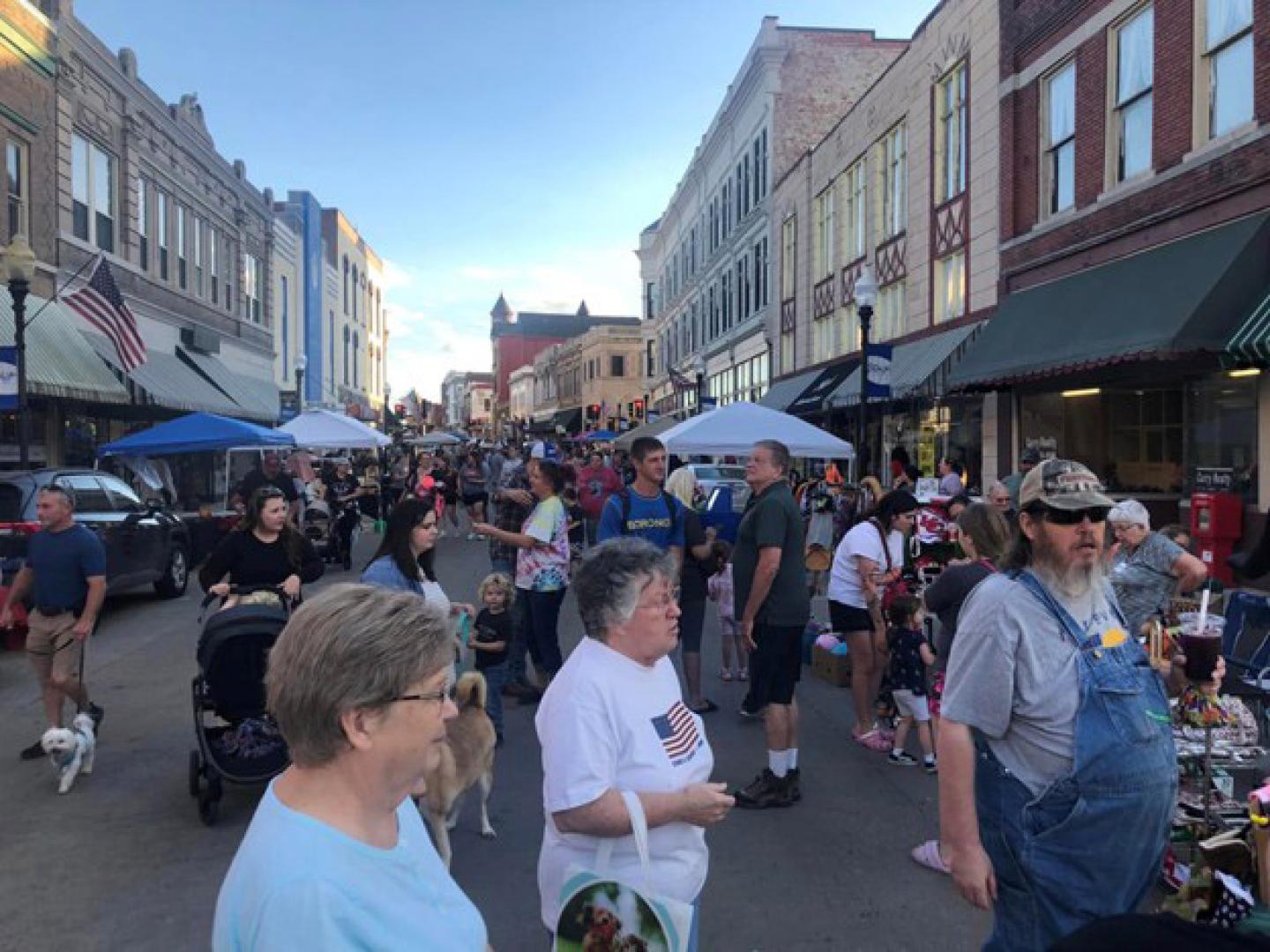 密苏里州锡代利亚的 Sedalia Main Street First Thursdays on the Square 活动 密苏里州锡代利亚的 Sedalia Main Street First Thursdays on the Square 活动