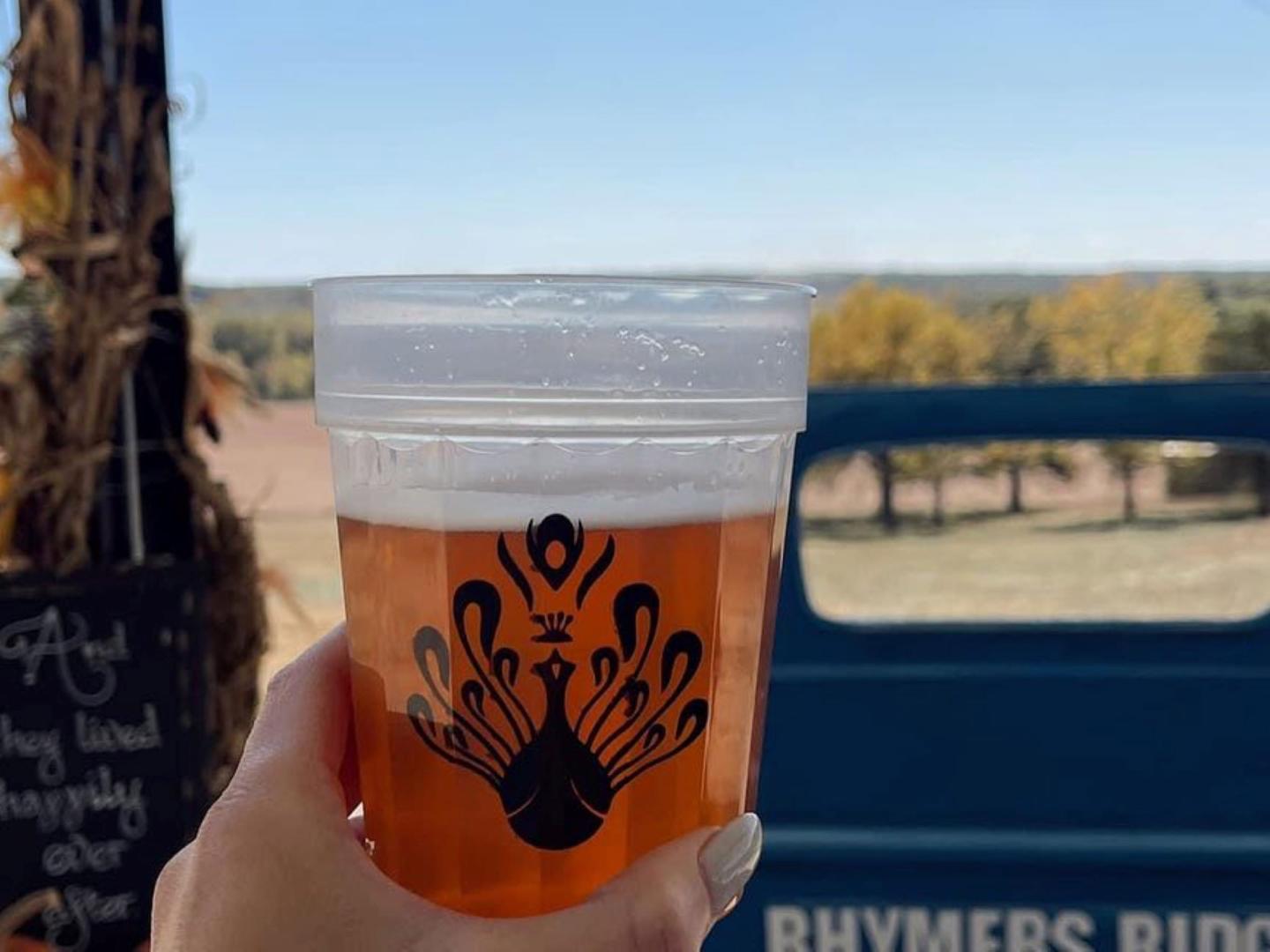 在密苏里州杰斐逊城的Rhymers Ridge 南瓜园丰收节上品尝当地美食 在密苏里州杰斐逊城的Rhymers Ridge 南瓜园丰收节上品尝当地美食