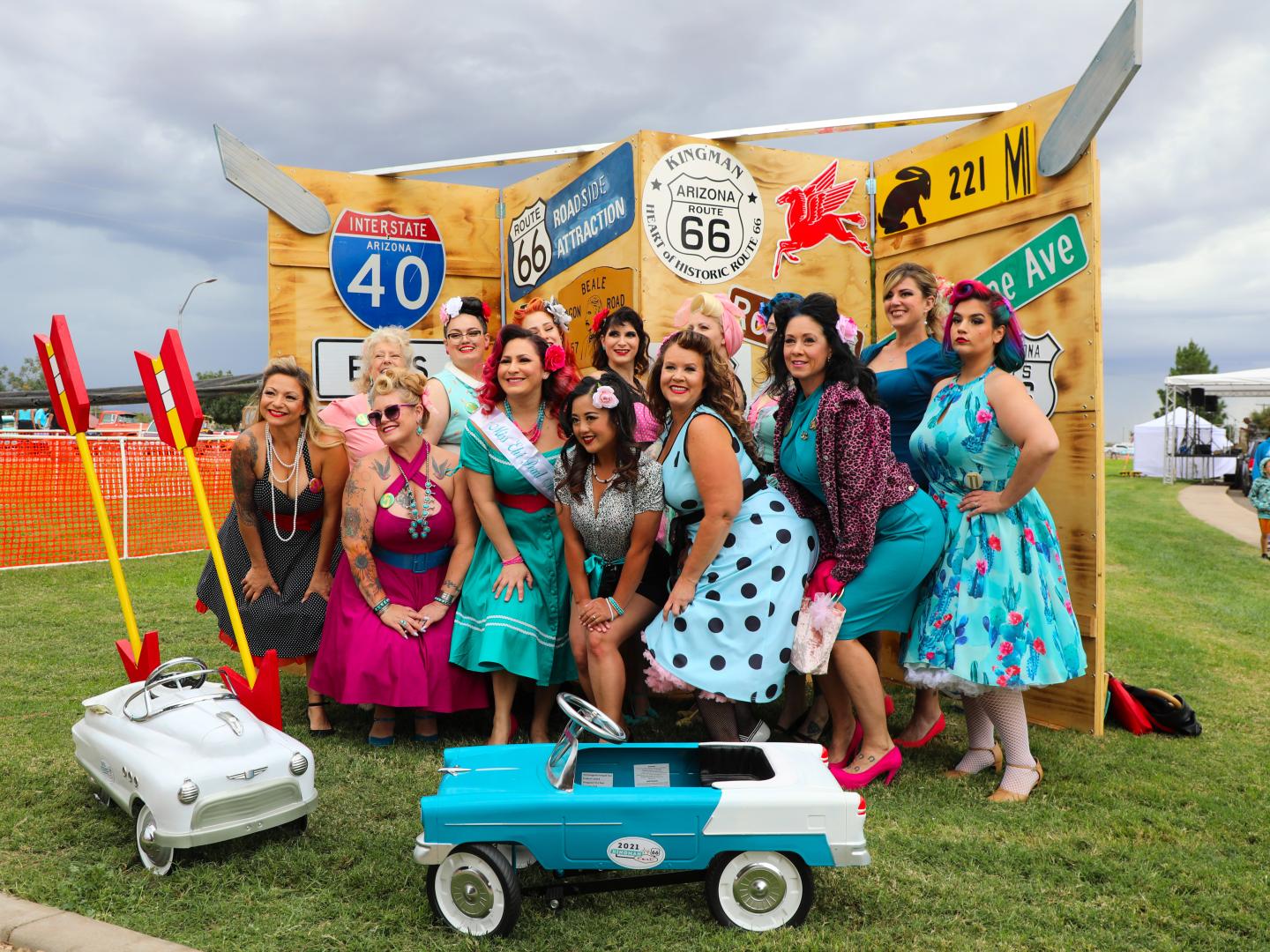 参加亚利桑那州金曼的我 ❤ 66 号公路节的游客