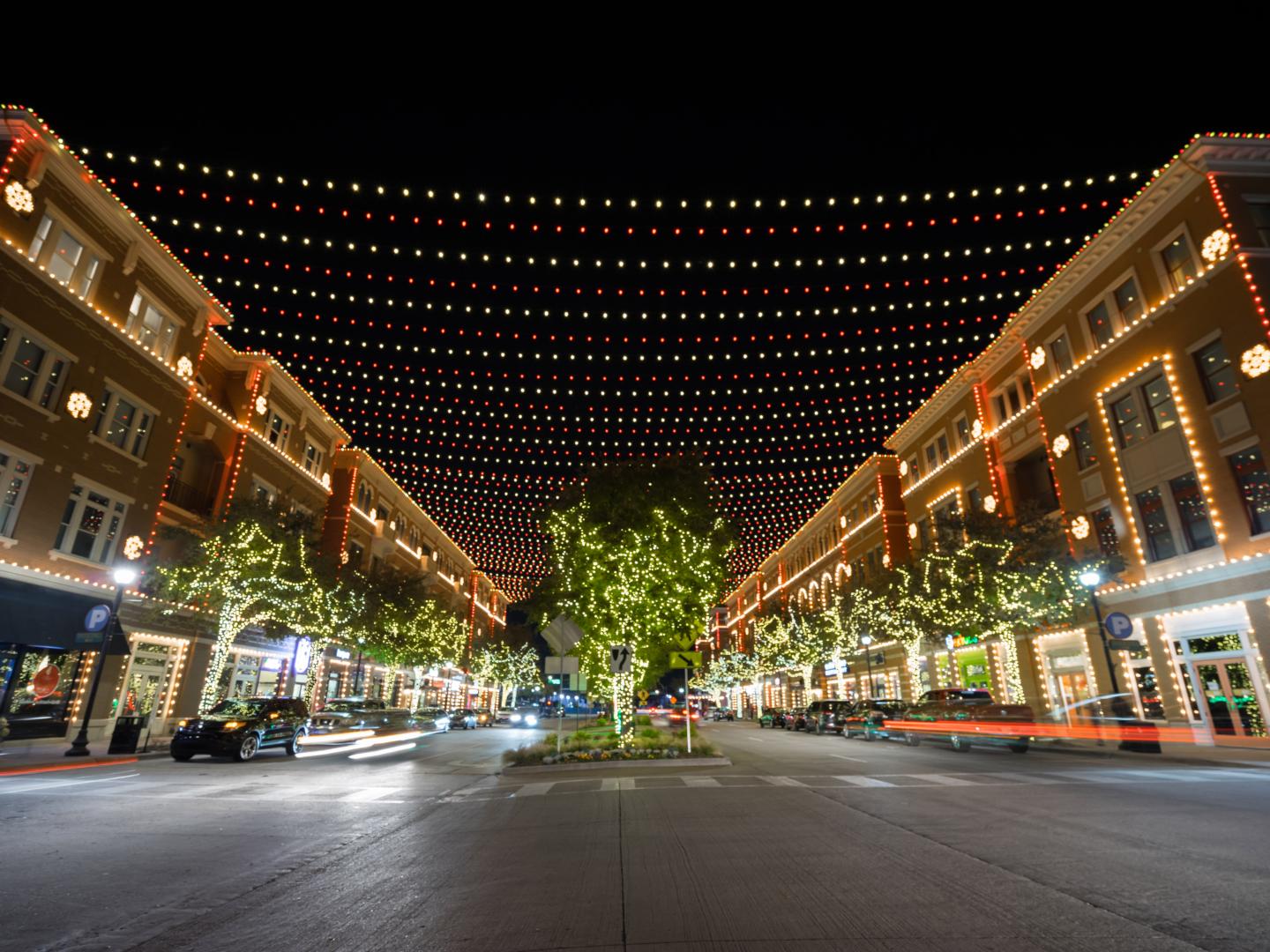 德克萨斯州弗里斯科的弗里斯科广场被节日彩灯点亮