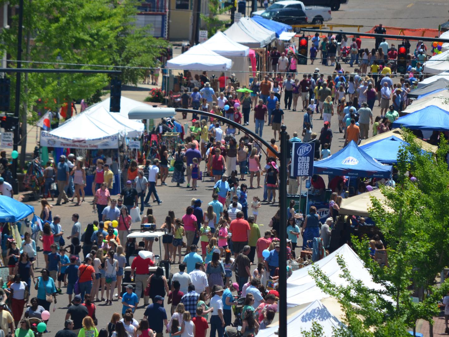 密西西比州哥伦布 Market Street Festival 狂欢节上的熙攘人群