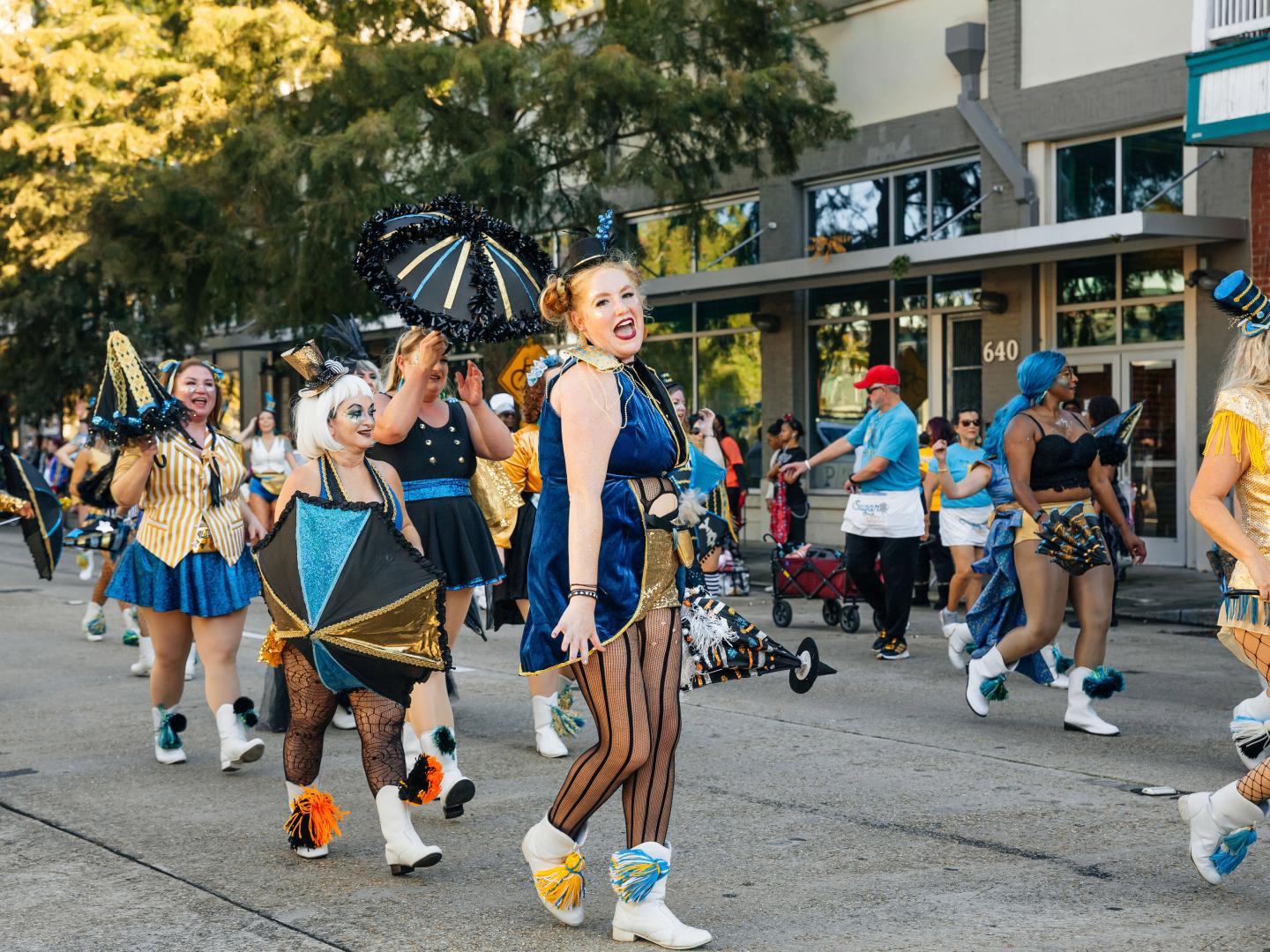 在路易斯安那州巴吞鲁日参加 Fifolet 万圣节主题游行