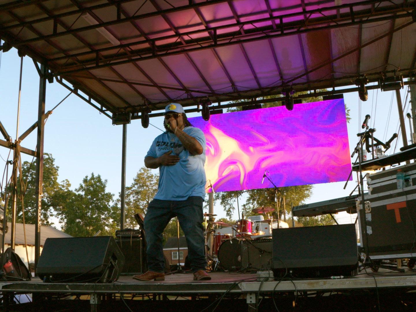 在密西西比州哥伦布南部蓝调音乐节上献演的表演者