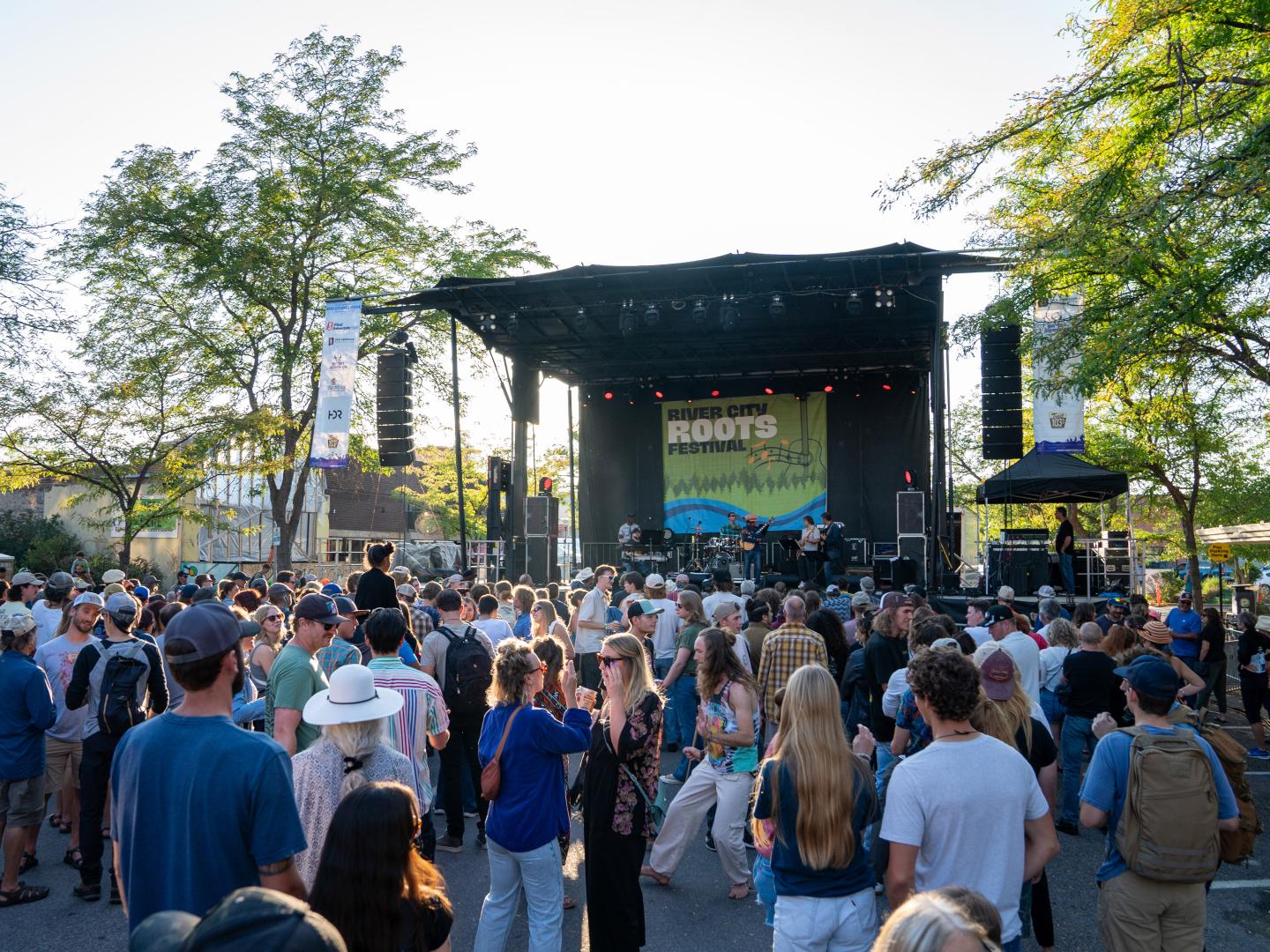 蒙大拿州米苏拉市中心举办的河流之城寻根音乐节 蒙大拿州米苏拉市中心举办的河流之城寻根音乐节