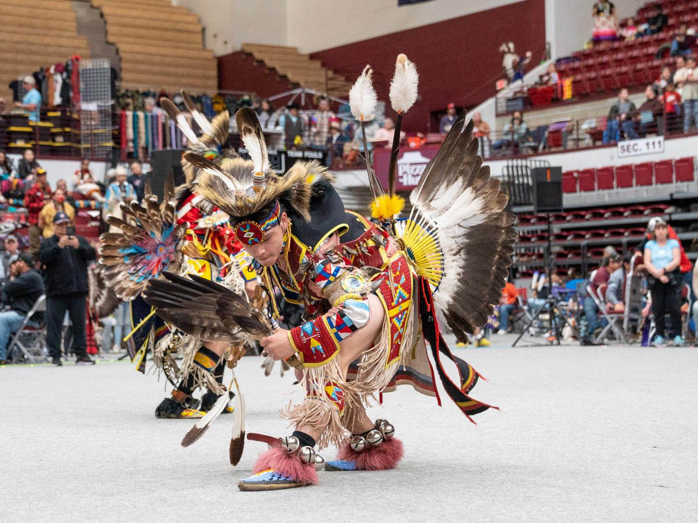 在蒙大拿州米苏拉年度 Kyiyo Pow Wow 庆典上翩翩起舞的原住民舞者 在蒙大拿州米苏拉年度 Kyiyo Pow Wow 庆典上翩翩起舞的原住民舞者