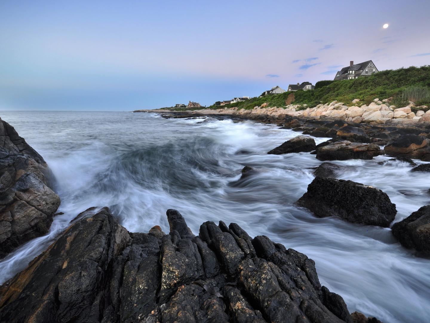 罗德岛州纳拉甘西特湾岩石海岸