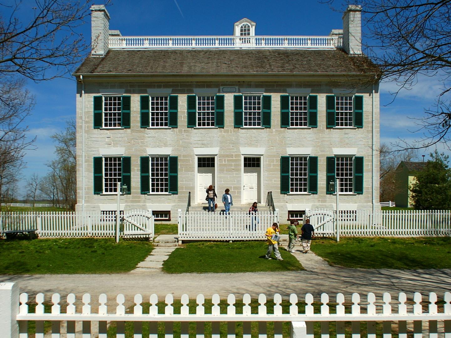 全家一起游览肯塔基州普莱森特希尔古老的夏克建筑