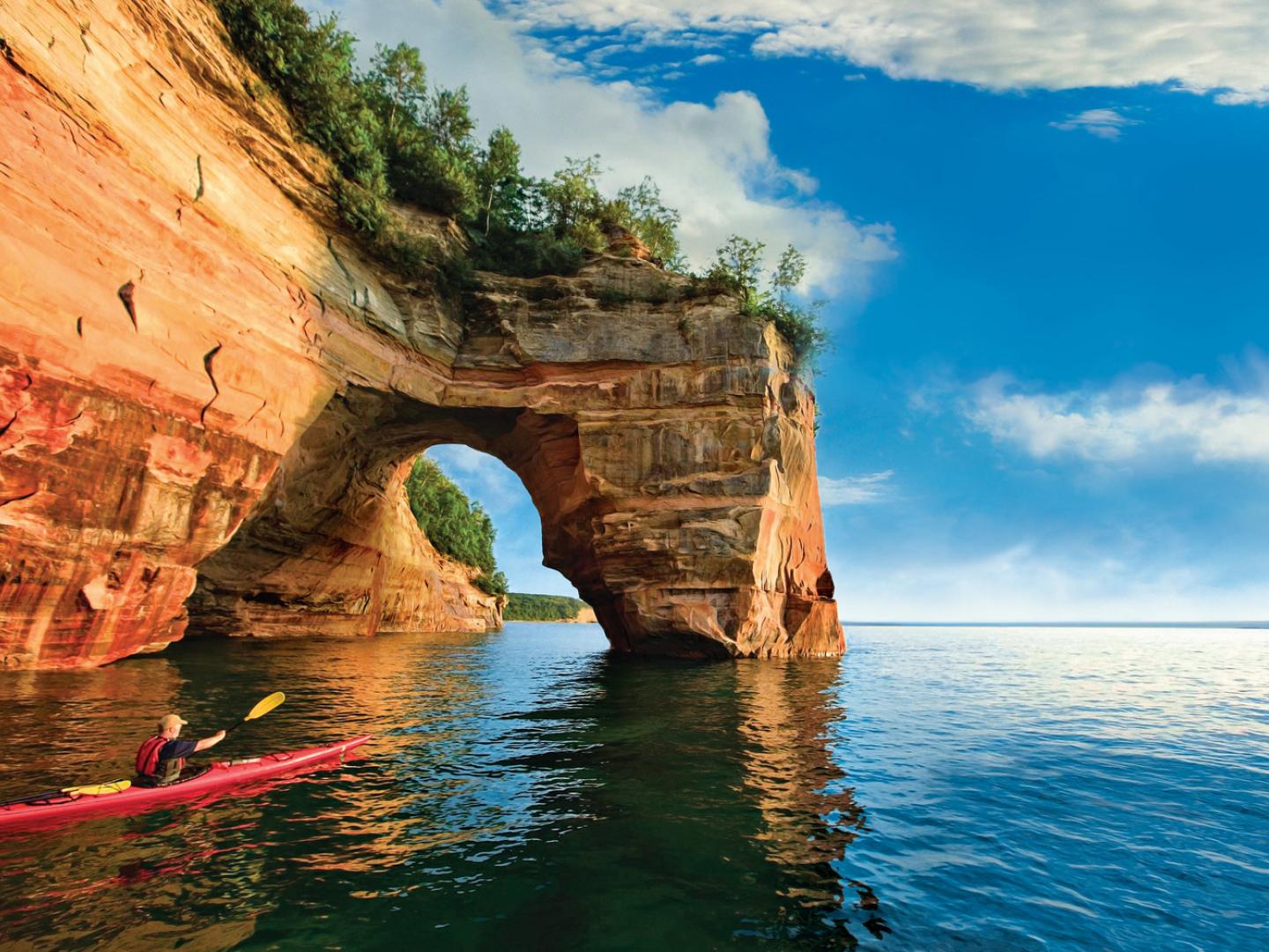 在画石国家湖岸玩皮划艇