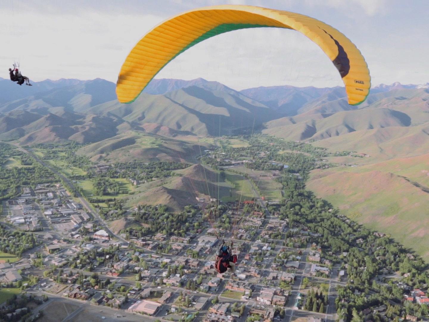 乘滑翔伞越过太阳谷上空