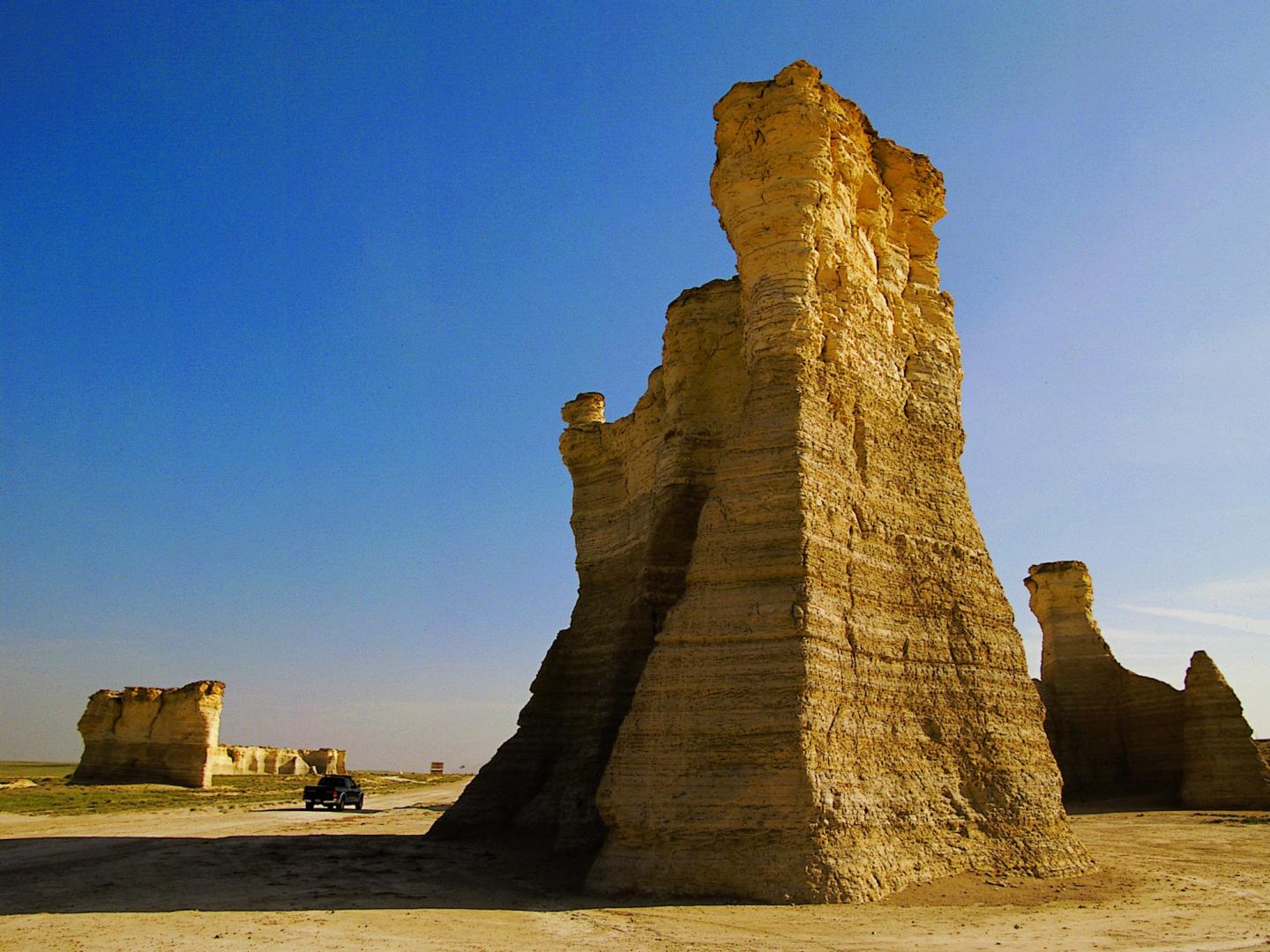 堪萨斯州西北部有 8000 万年历史的堪萨斯州 Monument Rocks(又名“白垩金字塔”) 堪萨斯州西北部有 8000 万年历史的堪萨斯州 Monument Rocks(又名“白垩金字塔”)