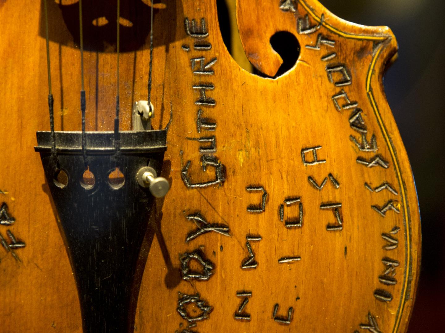 塔尔萨伍迪·格斯里中心展出的一把吉他