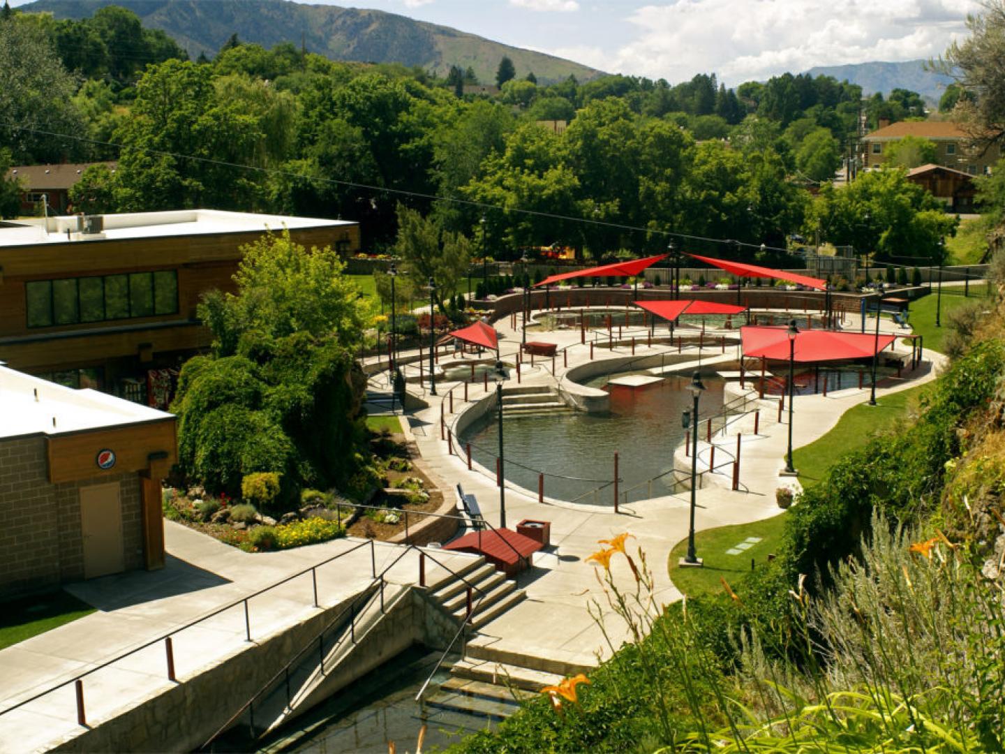 度假村中熔岩温泉池的鸟瞰图