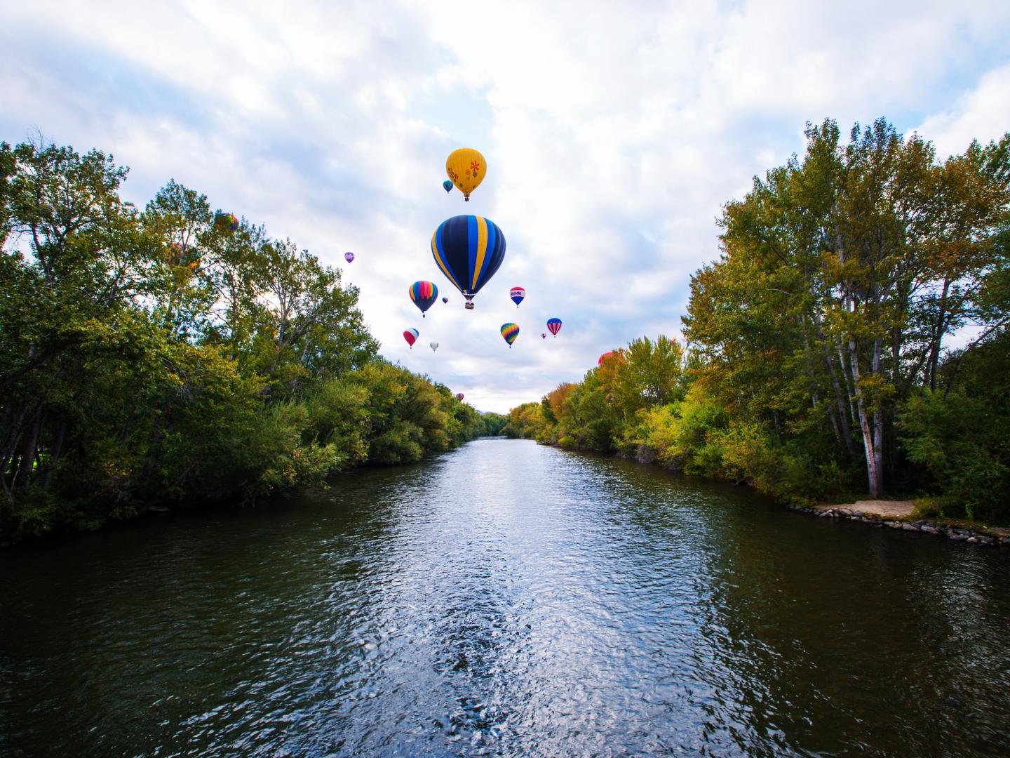 乘坐热气球飘过博伊西河上方