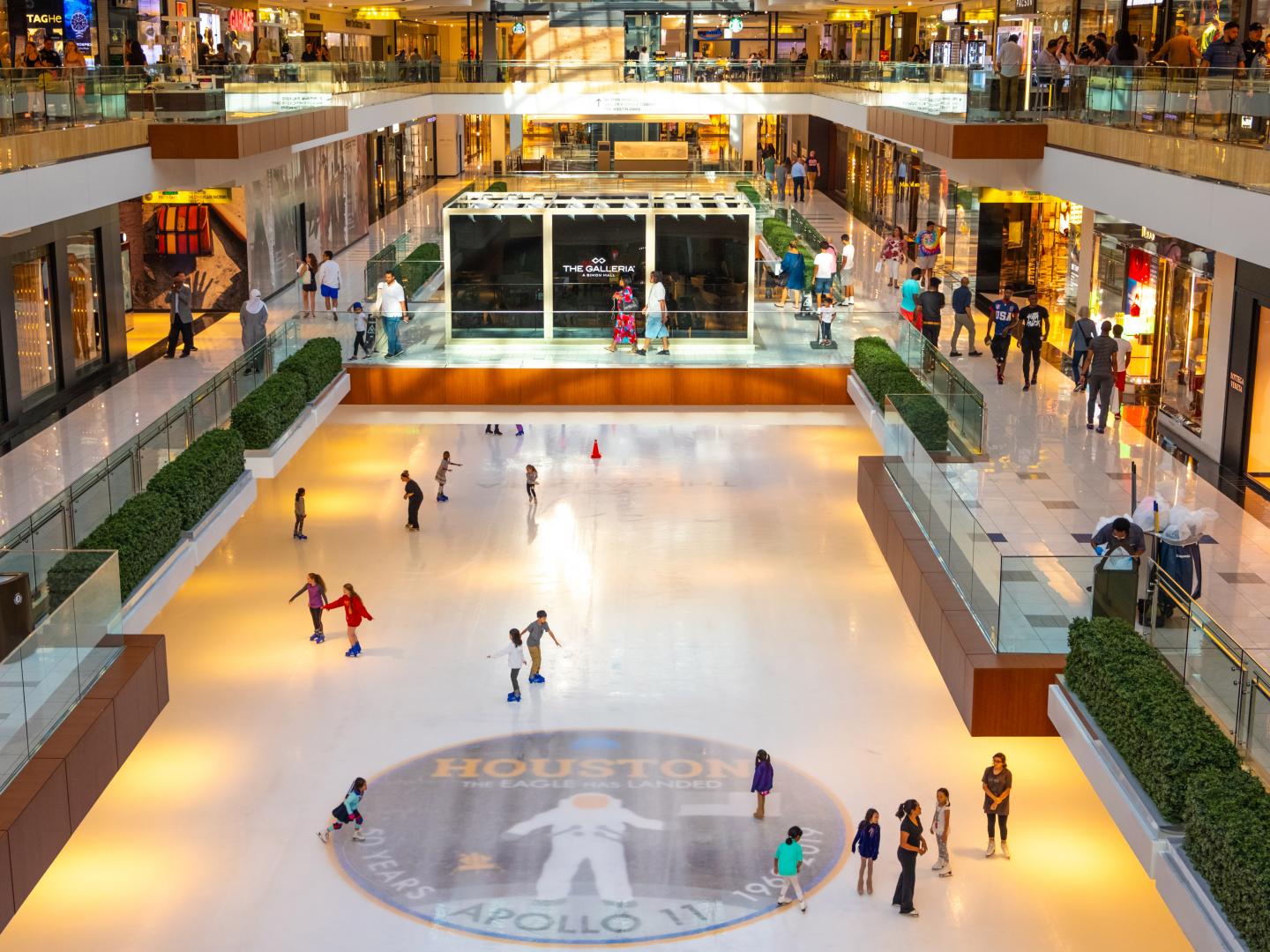 德克萨斯州休斯敦 The Galleria 购物中心内的溜冰场
