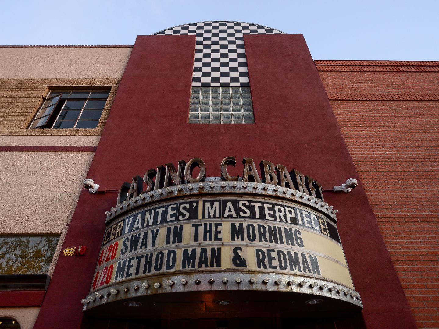 科罗拉多州丹佛市由赌场改造而成的 Cervantes' Masterpiece Ballroom 音乐厅入口处的遮蓬 科罗拉多州丹佛市由赌场改造而成的 Cervantes' Masterpiece Ballroom 音乐厅入口处的遮蓬