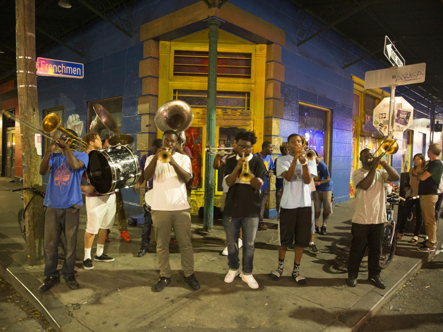 在路易斯安那州新奥尔良的法国人街表演的街头艺人
