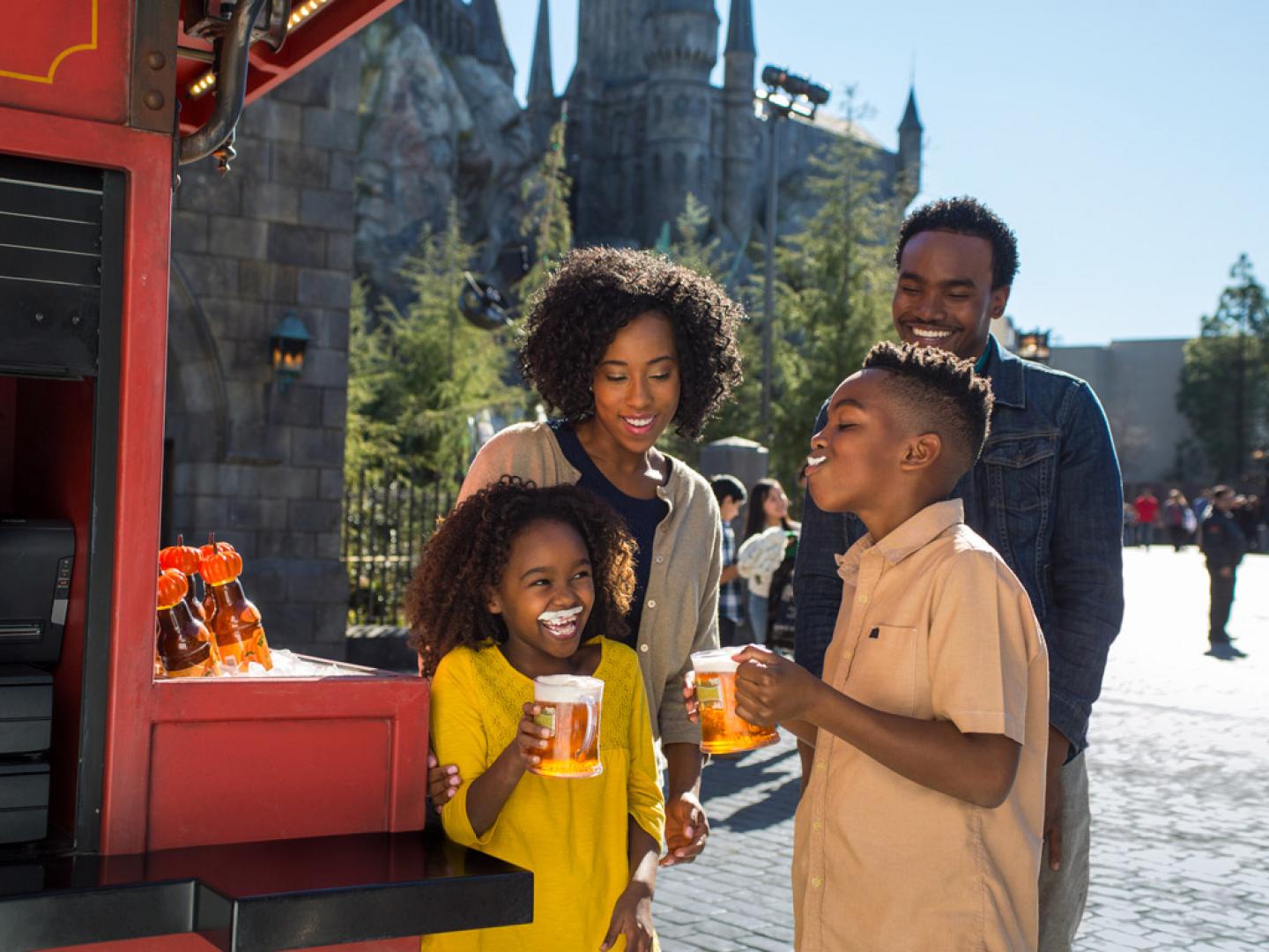 一家人在 The Wizarding World of Harry Potter™ 畅饮 Butterbeer™ 一家人在 The Wizarding World of Harry Potter™ 畅饮 Butterbeer™