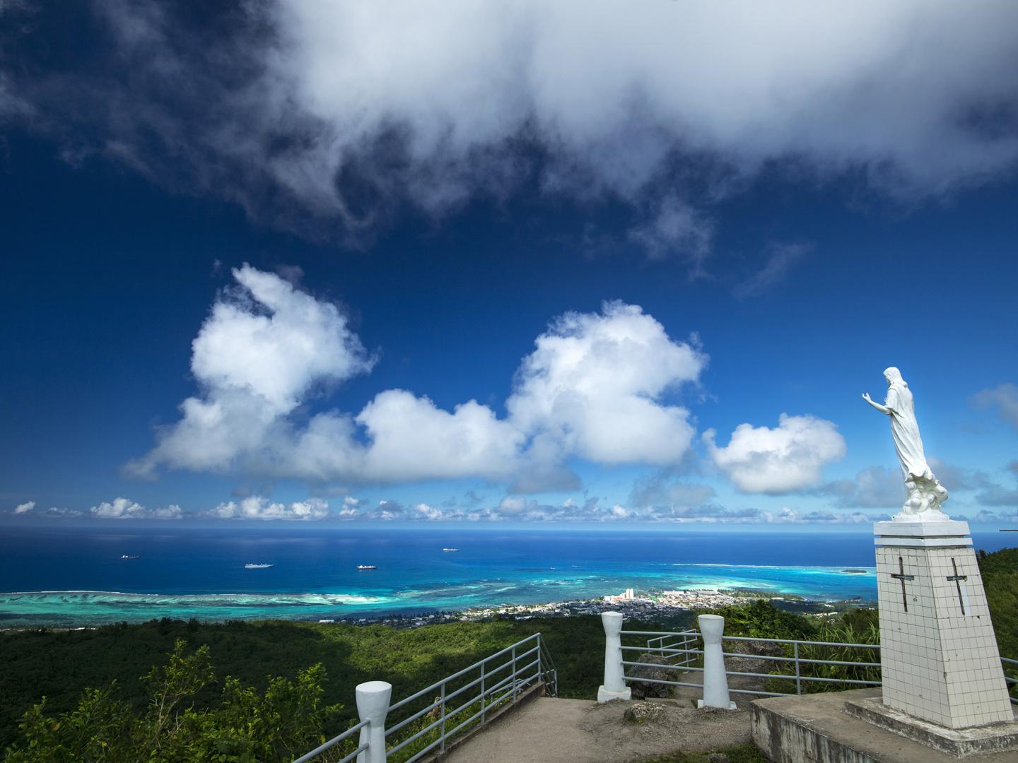从北马里亚纳群岛的塔帕丘山欣赏美景