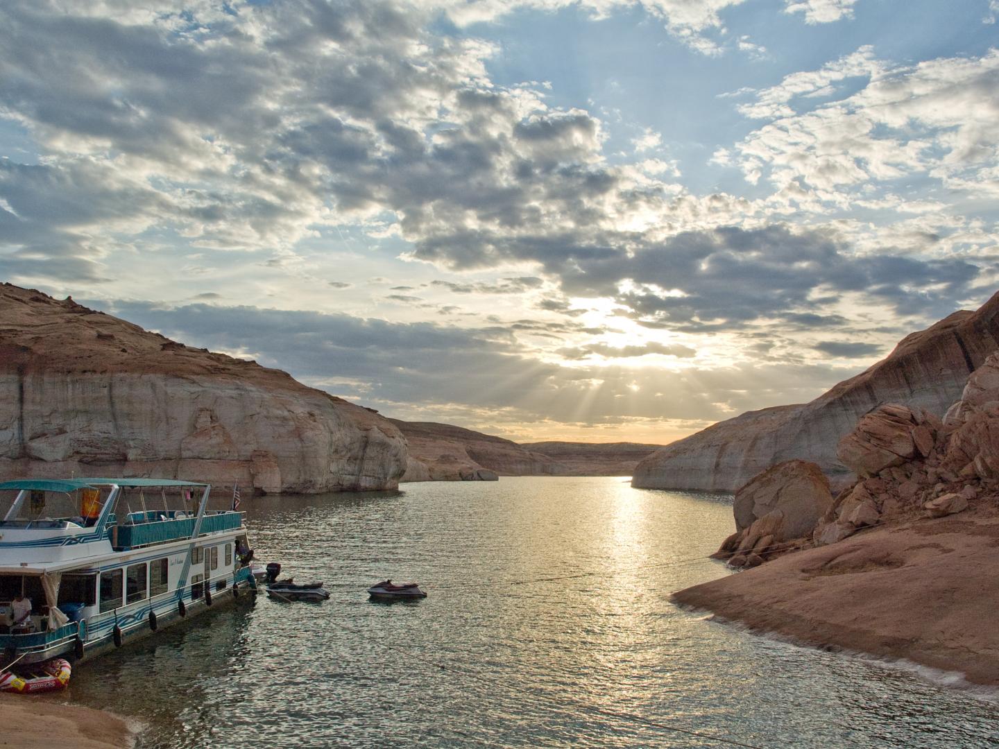 犹他州格兰峡谷国家休闲区的鲍威尔湖上漂过的船屋