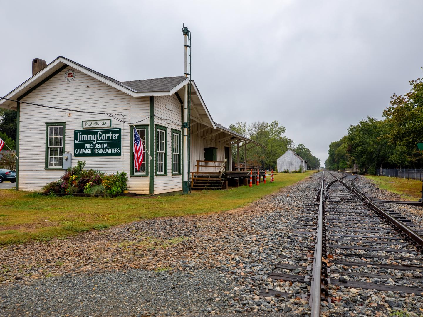 穿过佐治亚州普莱恩斯市中心的铁轨