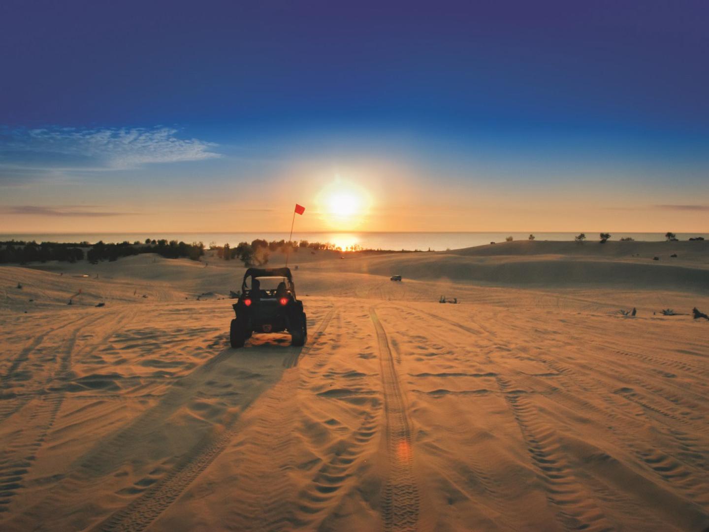 在银湖沙丘的沙滩车上欣赏落日