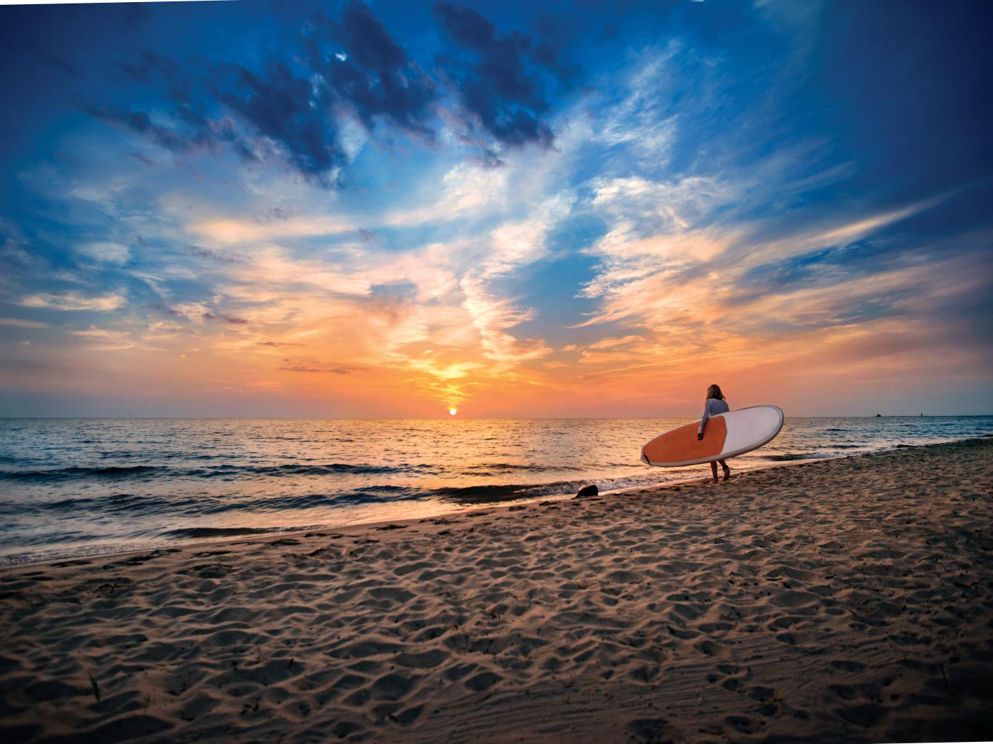 黄昏时分，在格兰德港桨板滑浪