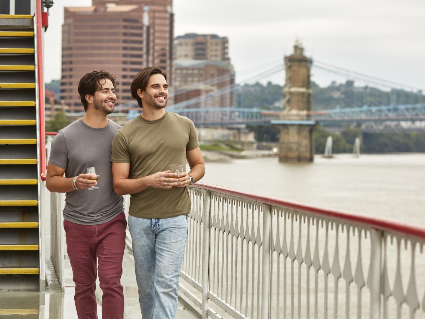 在肯塔基州纽波特俄亥俄河沿岸观赏美景 在肯塔基州纽波特俄亥俄河沿岸观赏美景