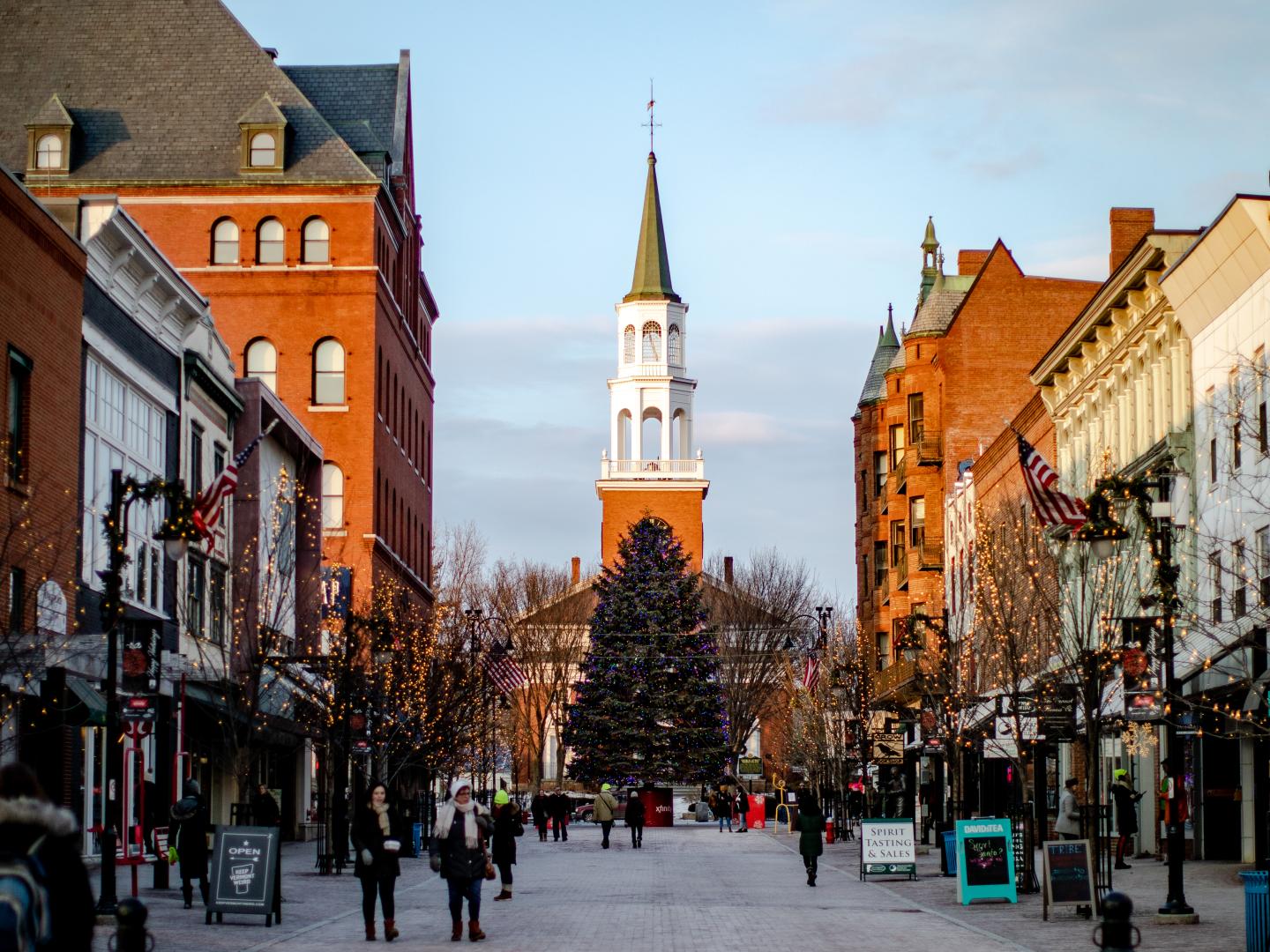 佛蒙特州伯灵顿教堂街市场被节日饰品点缀一番