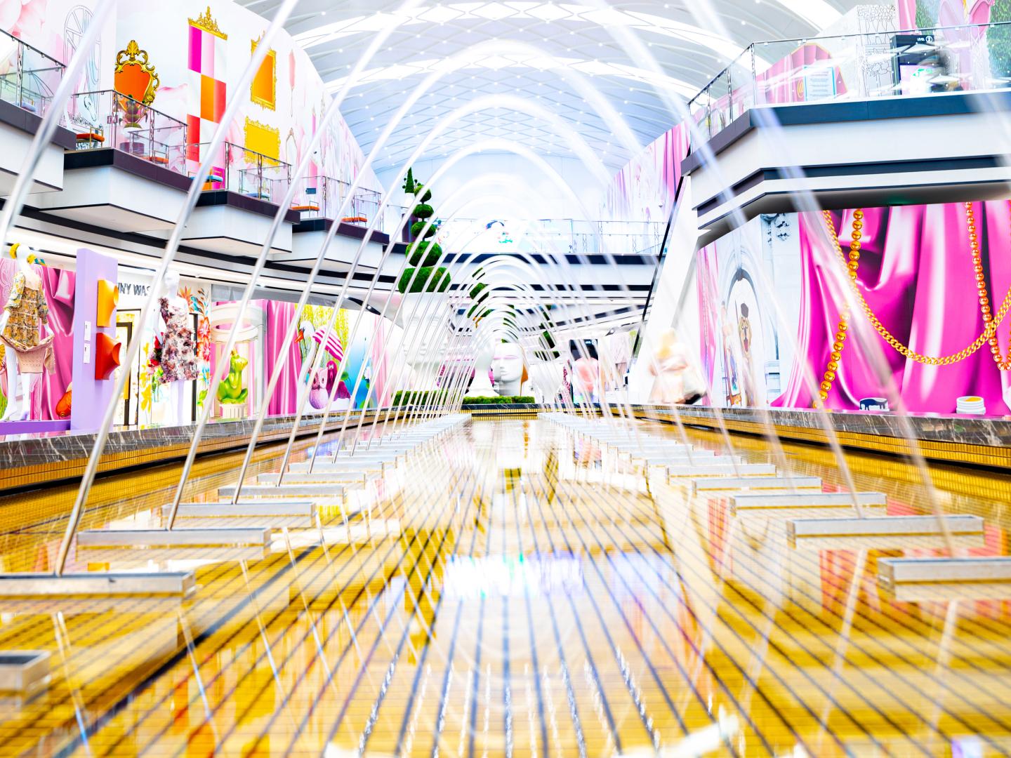 新泽西州东卢瑟福 American Dream 购物娱乐综合商场中多姿多彩的各式店面和展品