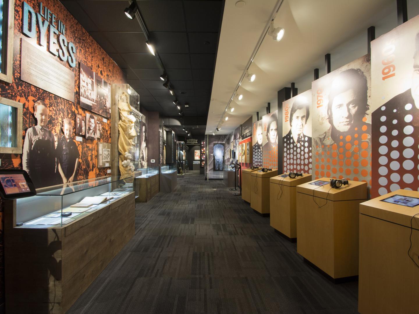 田纳西州纳什维尔的约翰尼·卡什博物馆中，有关约翰尼·卡什几十年轨迹的展览