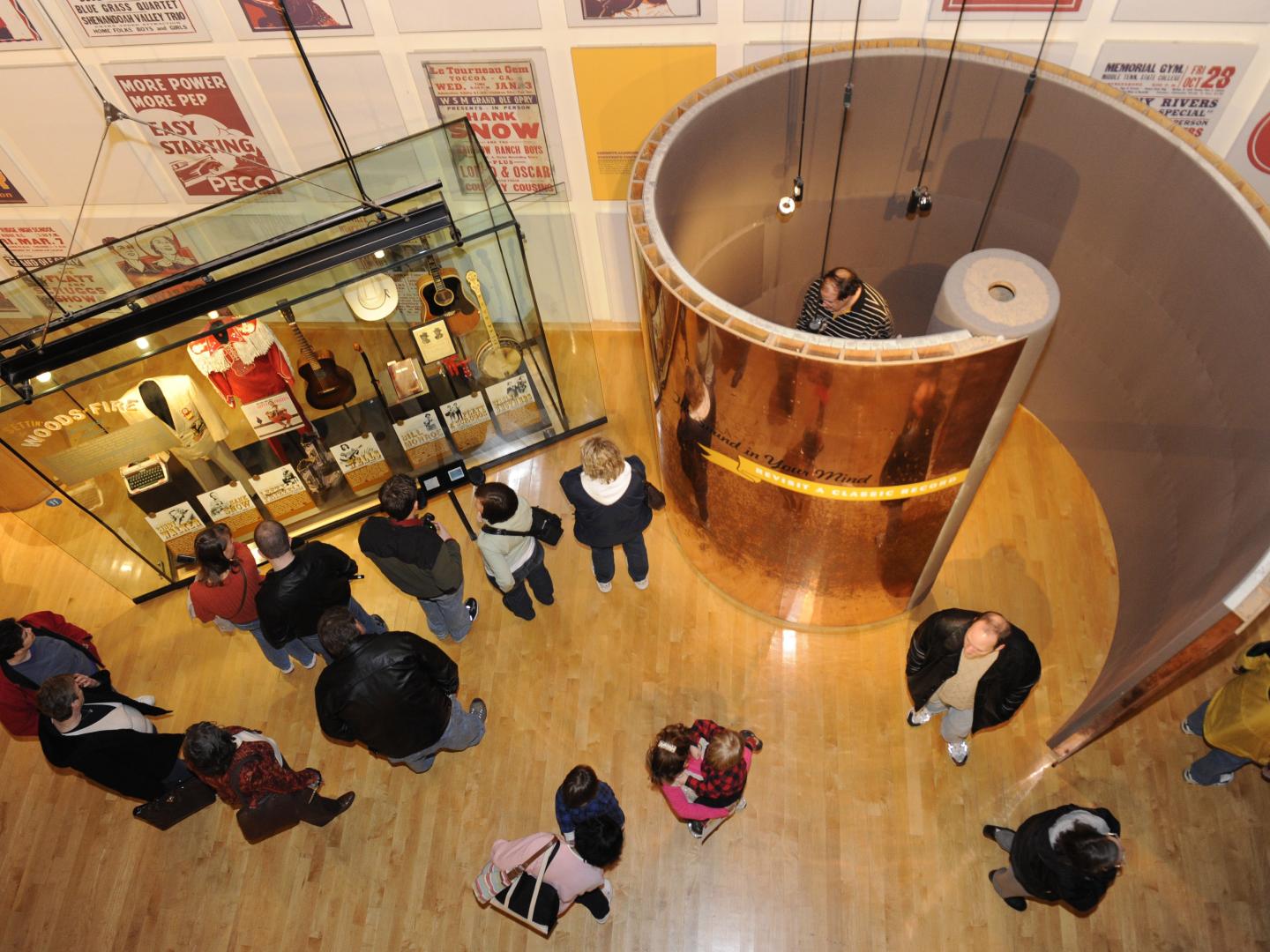 在田纳西州纳什维尔乡村音乐名人堂和博物馆观赏纪念品