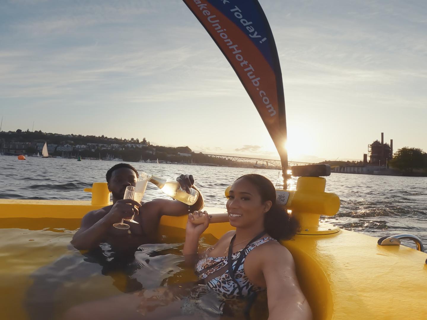 在 GoUSA TV 的节目《真爱的幸运》(Lucky in Love) 中,Percy 和 Michelle 在华盛顿州西雅图的海滨热水浴缸中放松身心 在 GoUSA TV 的节目《真爱的幸运》(Lucky in Love) 中,Percy 和 Michelle 在华盛顿州西雅图的海滨热水浴缸中放松身心