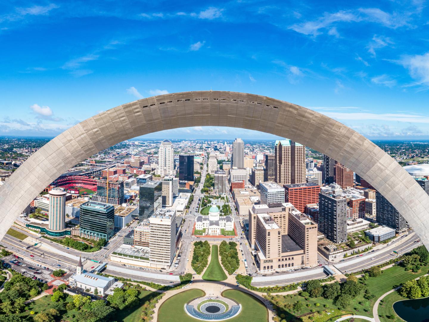 密苏里州圣路易斯大拱门独特的鸟瞰图 密苏里州圣路易斯大拱门独特的鸟瞰图