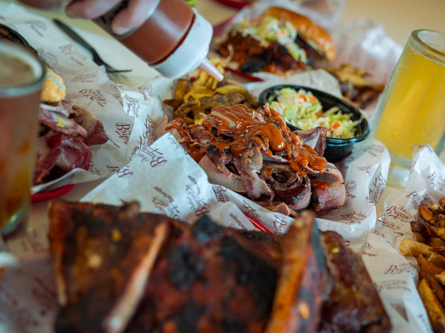 前往密苏里州堪萨斯城 Arthur Bryant's Barbeque 烧烤店品尝美味熏肉、配菜及饮品 前往密苏里州堪萨斯城 Arthur Bryant's Barbeque 烧烤店品尝美味熏肉、配菜及饮品