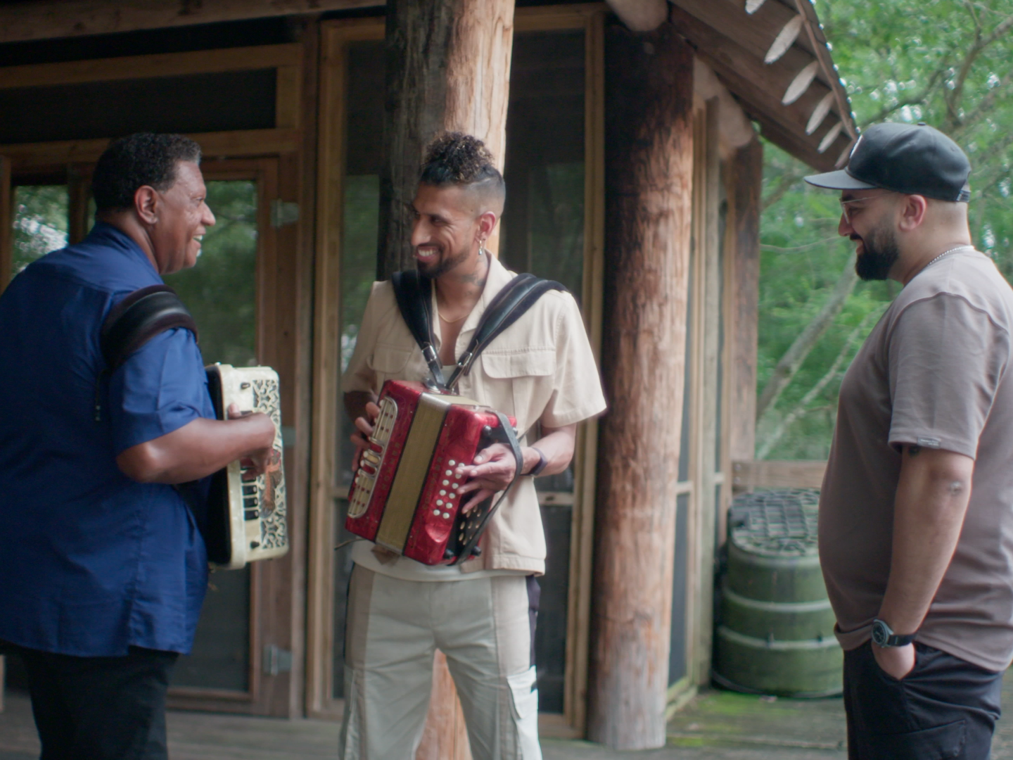 GoUSA TV 节目 American Beats 的主持人路易斯安那州拉斐特的一位音乐家进行交流 GoUSA TV 节目 American Beats 的主持人路易斯安那州拉斐特的一位音乐家进行交流