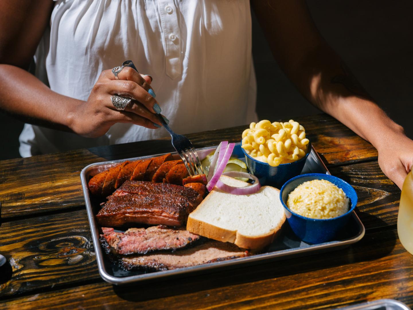 德克萨斯州埃尔帕索 Desert Oak Barbecue 烧烤店中的美食