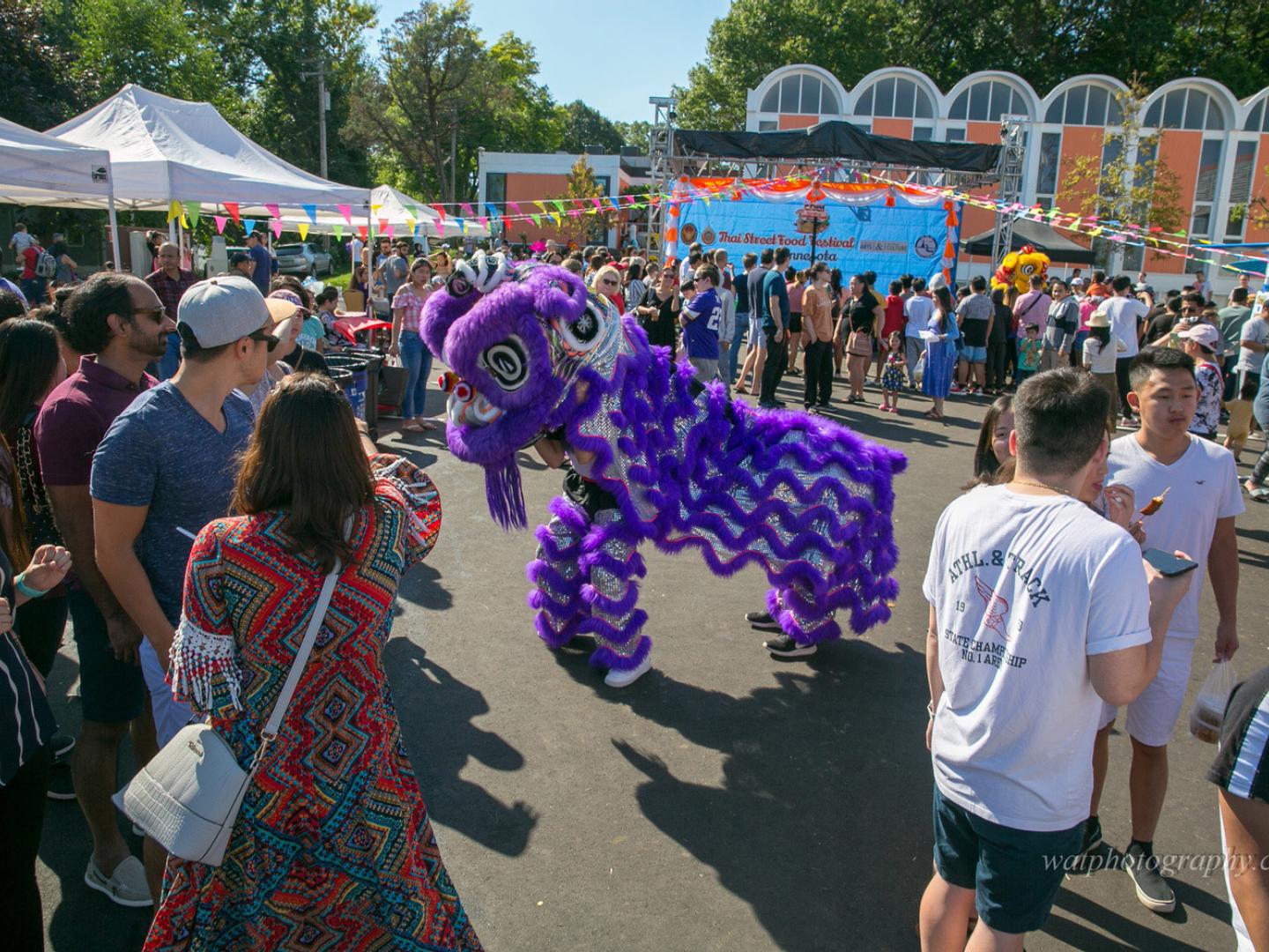 明尼苏达州圣路易斯帕克宗教场所 Wat Promwachirayan 的泰国街头小吃