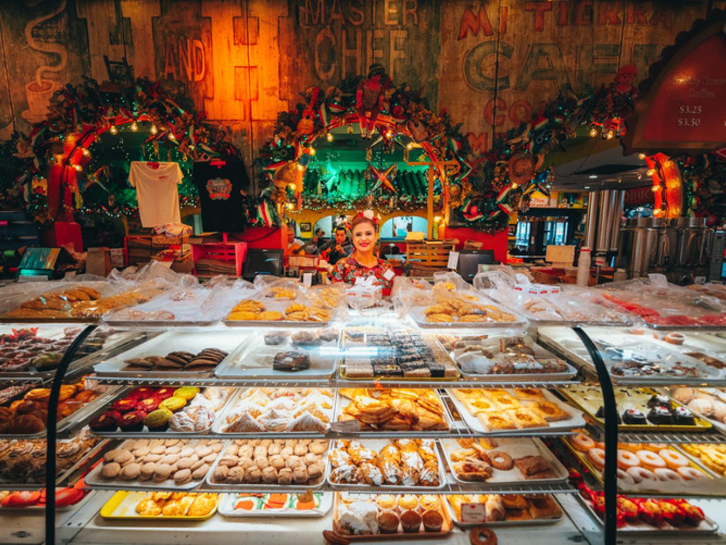 德克萨斯州圣安东尼奥一家色彩缤纷的面包店里摆着一系列糕点