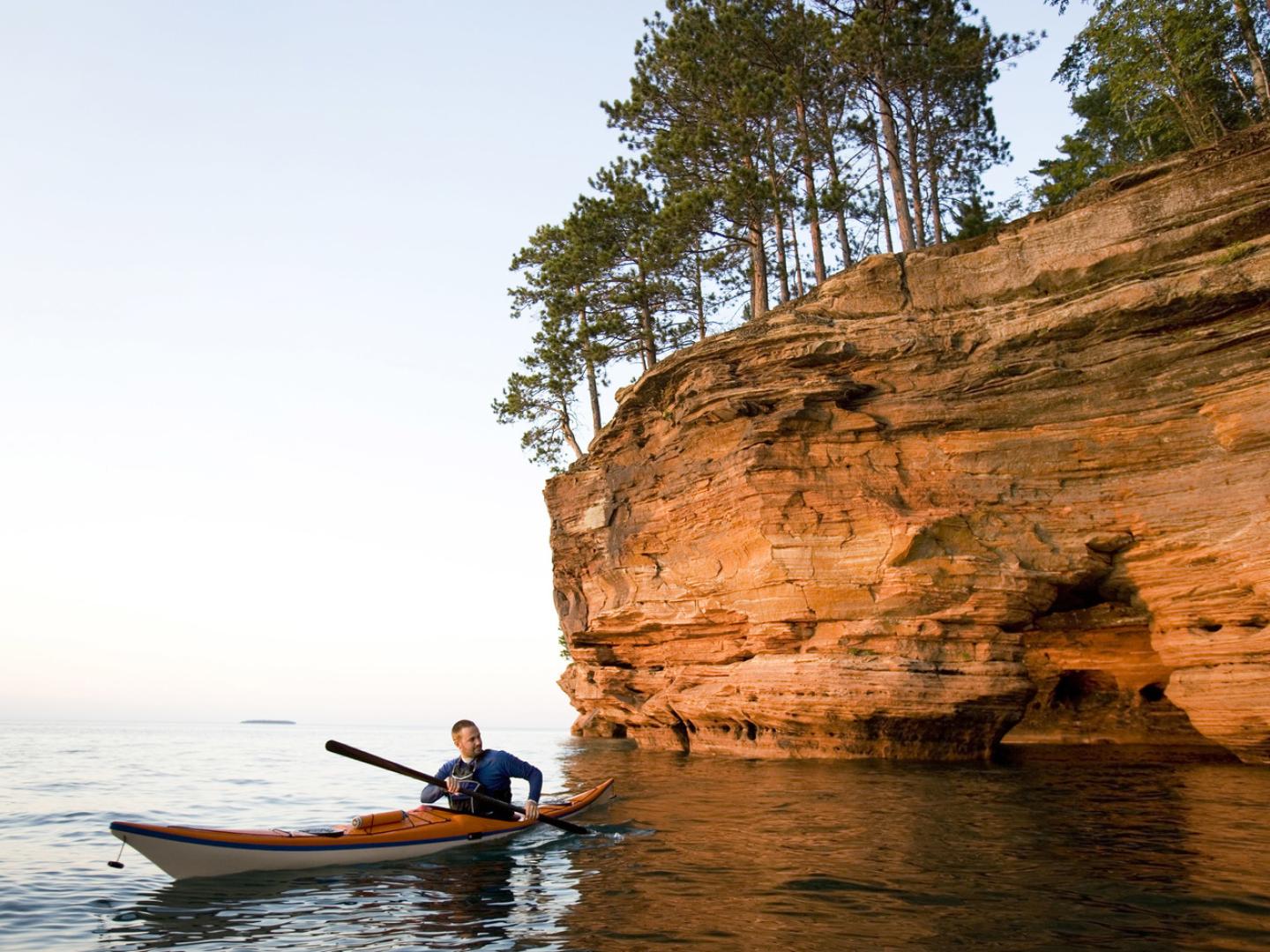 乘皮划艇穿过威斯康星州使徒群岛国家湖岸的海蚀洞 乘皮划艇穿过威斯康星州使徒群岛国家湖岸的海蚀洞