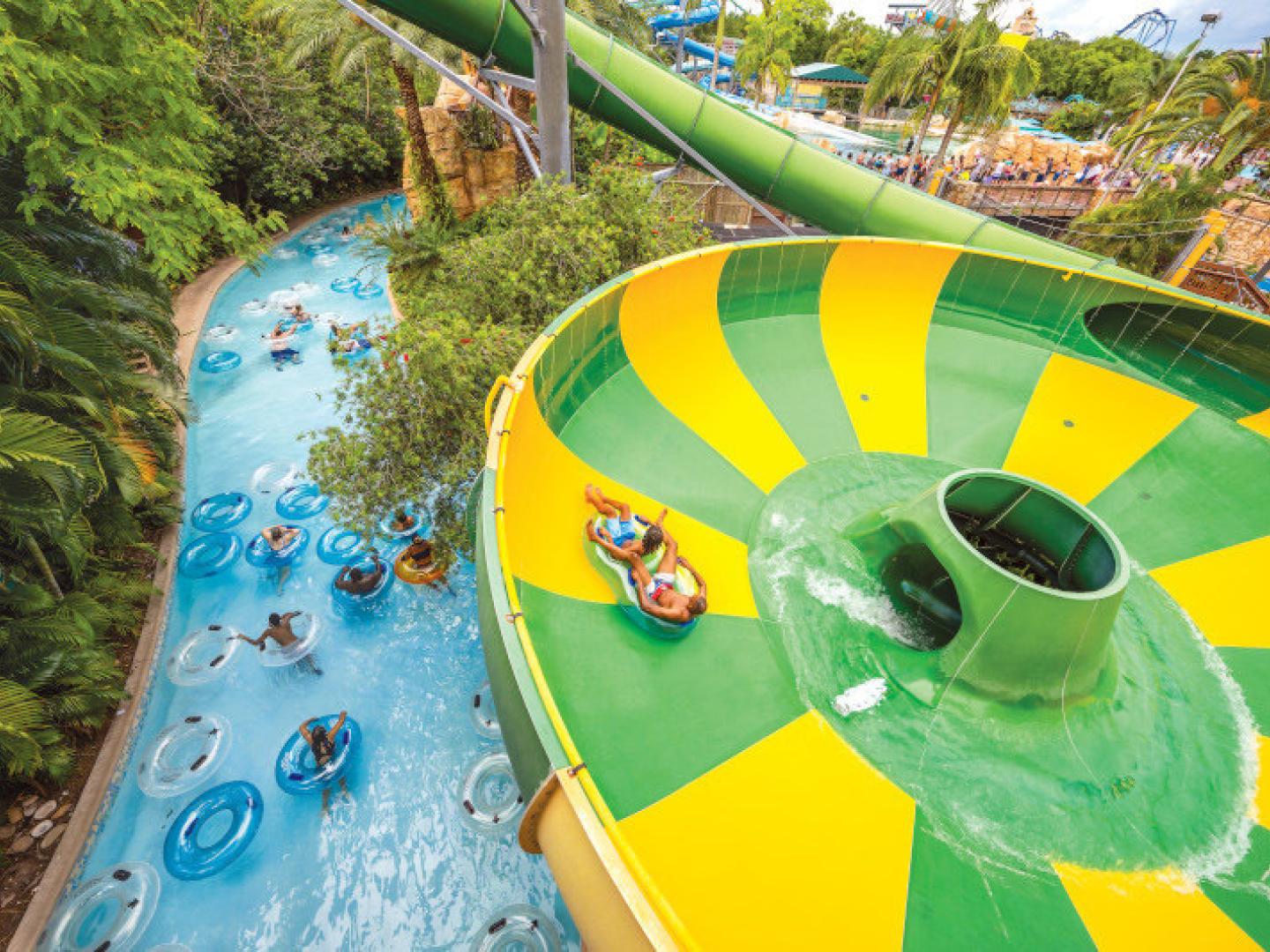 佛罗里达州海洋世界奥兰多水上乐园的 Tassie's Twisters 水上滑梯和漂流河