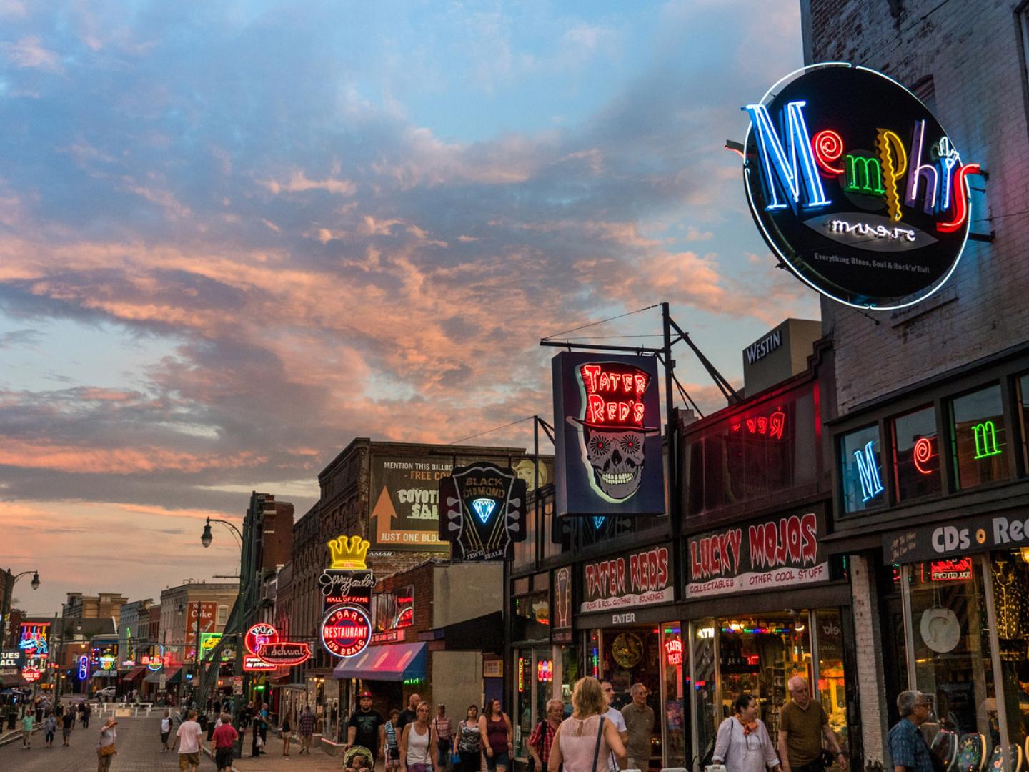 田纳西州孟菲斯的贝尔街上，流光溢彩的霓虹灯映衬着热闹非凡的酒吧和现场音乐场所