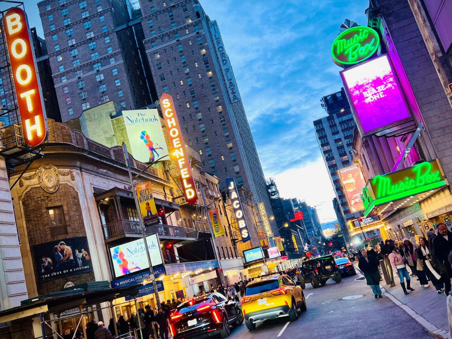 纽约州纽约市百老汇剧院区西 45 街沿街的霓虹灯