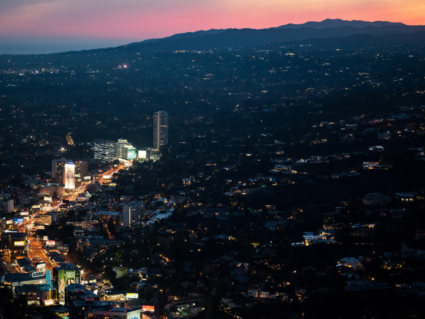 加利福尼亚州洛杉矶的日暮时分，好莱坞山脉映衬着日落大道上的夕阳余晖