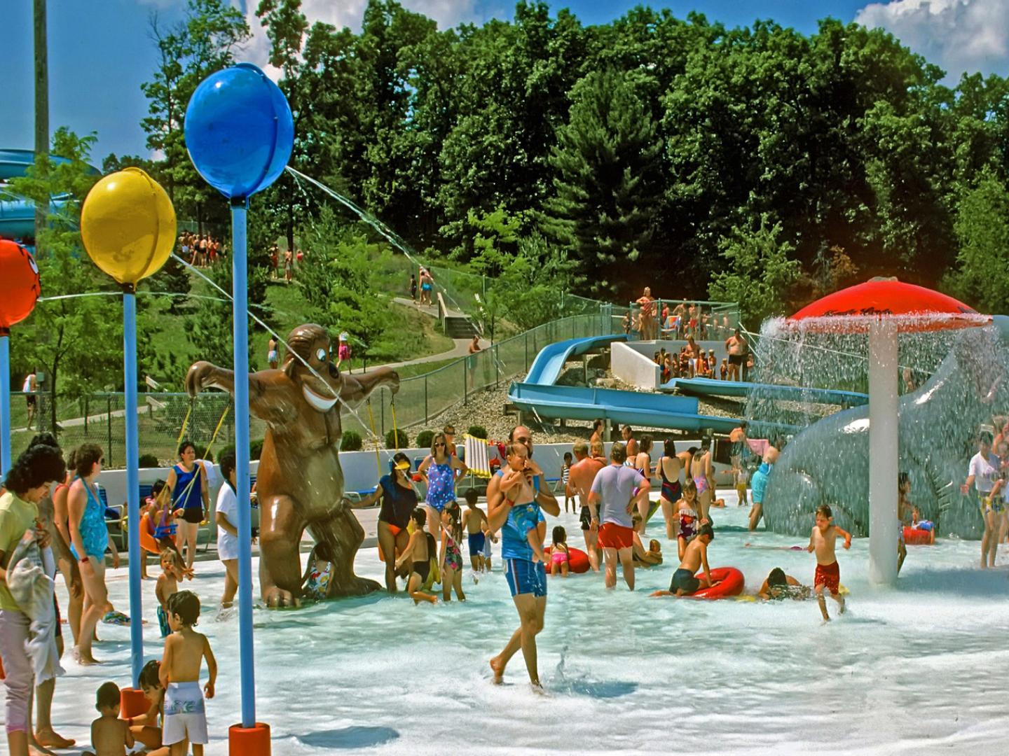 一家人在威斯康星州德尔斯的水上公园享受阳光明媚的一天