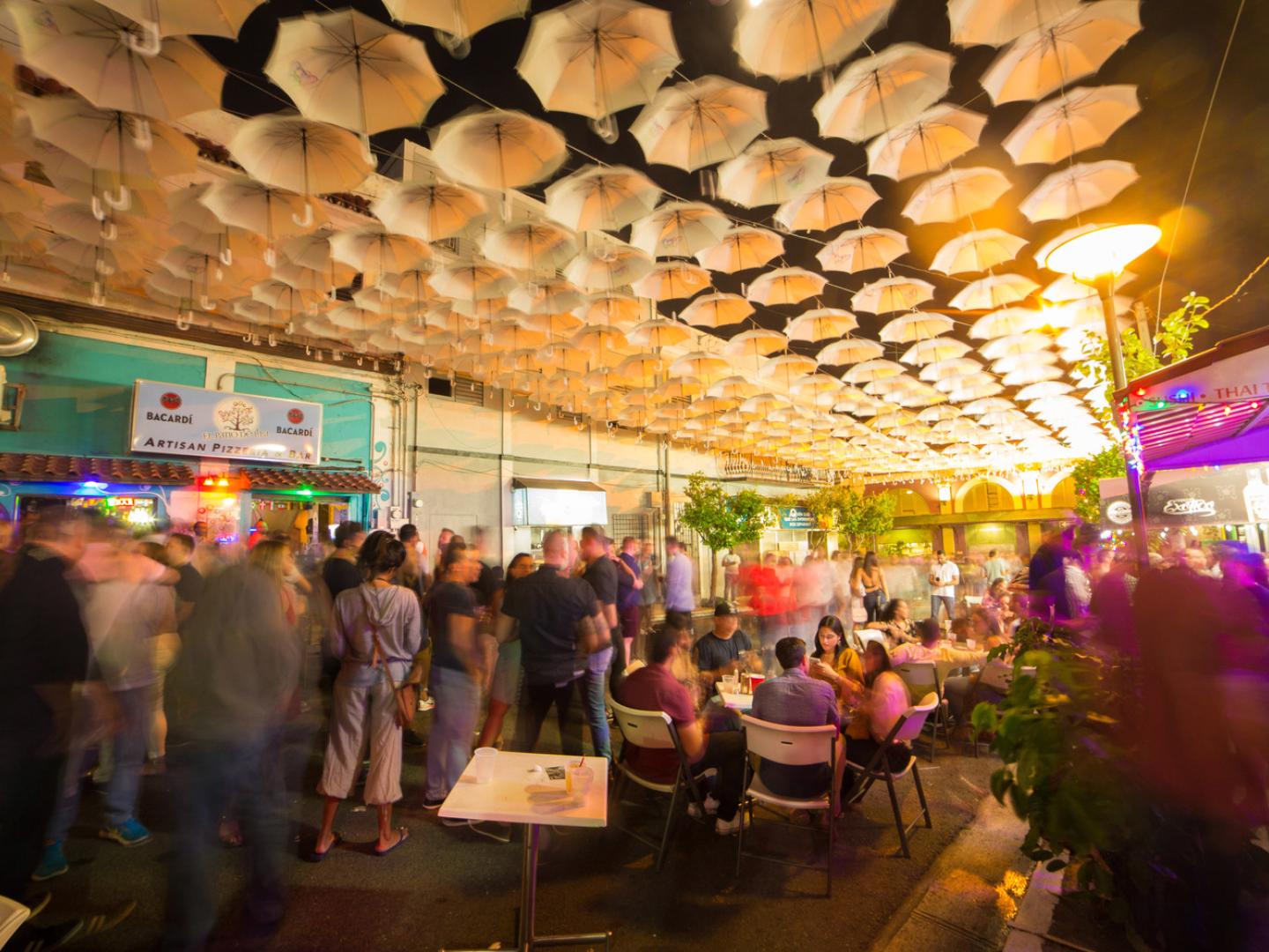 在波多黎各圣胡安，人们聚集到圣图尔斯的 La Placita 广场听现场音乐，跳舞，品味美食