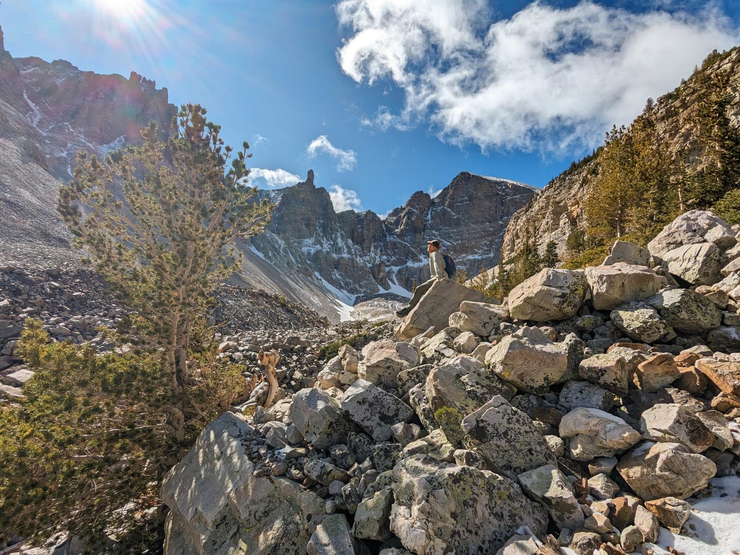 在内华达州贝克镇附近的大盆地国家公园徒步