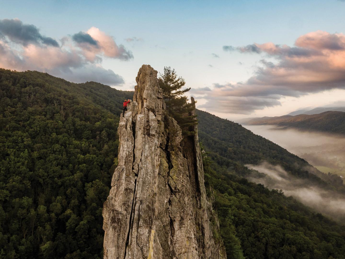 一位攀岩者即将抵达西弗吉尼亚州塞内卡岩石的顶峰